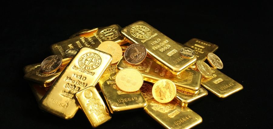 You are currently viewing Gold Prices Surge to Record High Amid Trade Tensions and Dollar Weakness